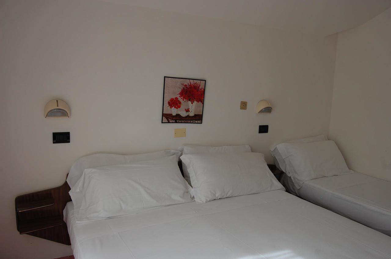 Hotel Flores Riccione Exterior foto